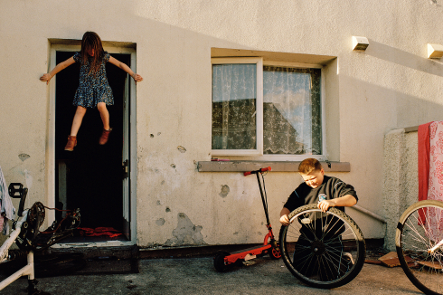 Bilder aus der Fotoserie „Youth of the Island Field“ der OSTKREUZ-Fotografin Tamara Eckhardt.<br />