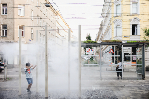 An der Thaliastraße in Wien sorgen Wassersprühsys­teme und Nebelstelen für Abkühlung durch feinen Wassernebel.<br />