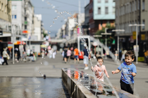 In Wien gibt es viele öffentliche Trinkbrunnen und Zierbrunnen, rechts ein Wasserspiel am Reumannplatz.<br />