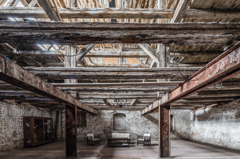 Bis unter den First reicht der Veranstaltungsraum im Nordtrakt der Schwemme. Vom Brand 2015 verschont, lässt sich hier der historische Holzbau erleben. <br />