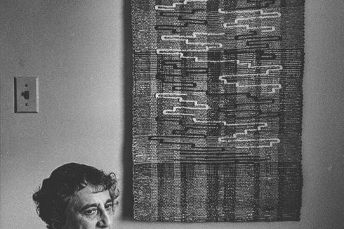 Anni Albers mit Scroll (1962), 1965<br />