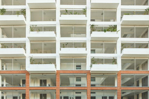 Hinter dem gleichmäßigen Fensterraster der Nord-ostfassade ...<br />