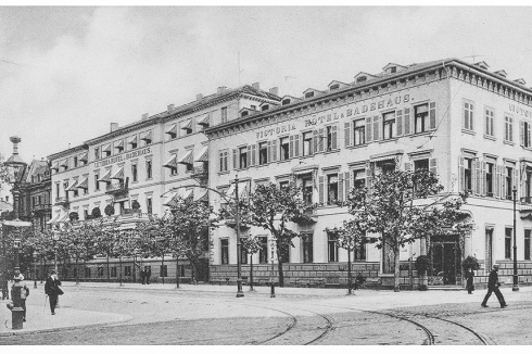 Auf dem Areal stand ab 1842 das „Victoria Hotel“, das im Zweiten Weltkrieg stark beschädigt wurde.<br />