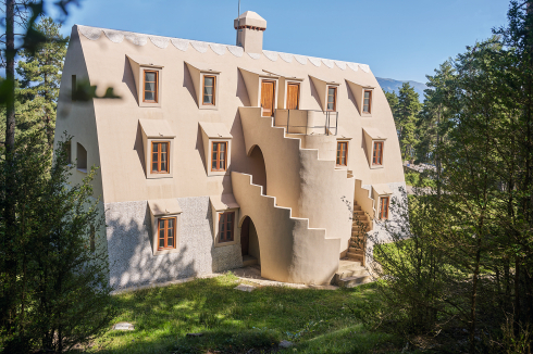 Spielerisch markiert eine Wendeltreppe den Eingang der Berghütte.<br />