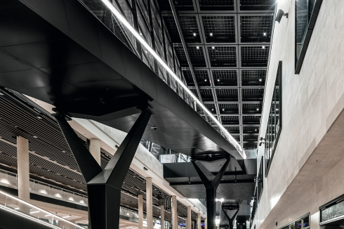 Eine Deckenöffnung entlang der Südfassade des Terminals verbindet die Ankunftsebene mit der darüberliegenden Check-in-Halle.<br />