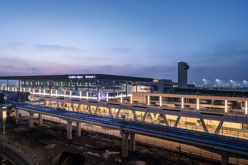Ein aufgeständerter Sky Train verbindet Terminal 3 mit den bestehenden Terminals.<br />