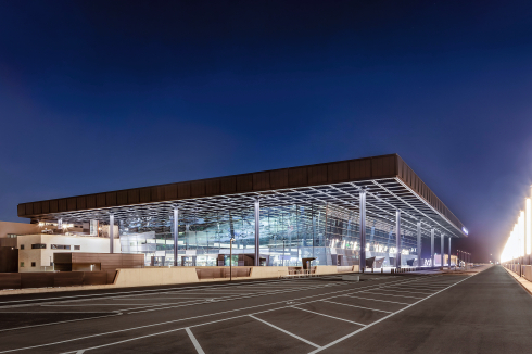 Das auskragende Dach misst 201 x 128 Meter und ruht auf 30 Stahlstützen. Tatsächlich handelt es sich um ein geschosshohes Raumtragwerk, das die Haustechnik der Check-in-Halle aufnimmt.<br />
