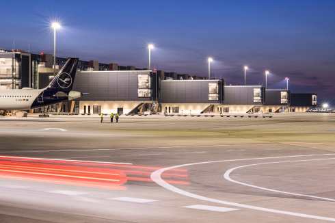 Seit dem 23. April starten Fluggäste vom neuen Frankfurter Abfertigungsgebäude. Oder kommen dort an – und erblicken als erstes Christoph Mäcklers Bauten für die Flugsteige.<br />