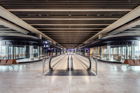 Die Wege zum Flugzeug können lang sein: 400 beziehungsweise 600 Meter messen die nun in Betrieb genommenen Piers. Rund 50 Fahrsteige ma-chen die Distanzen im Terminal erträglicher.<span class="OffWhite"></span><br />