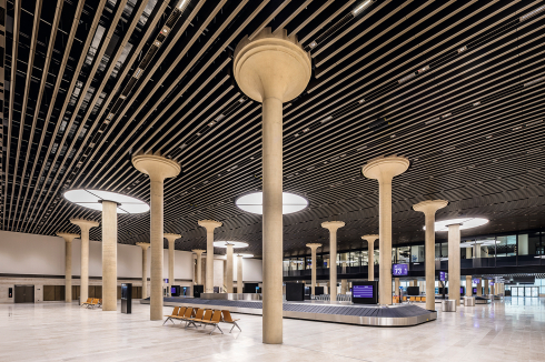 ... die stärkeren leiten die Lasten der Stahlstützen in der Check-in-Halle ab.<br />