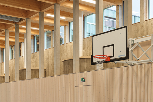 Die Sporthalle ist in den Boden versenkt und abends auch für das Quartier nutzbar. <br />