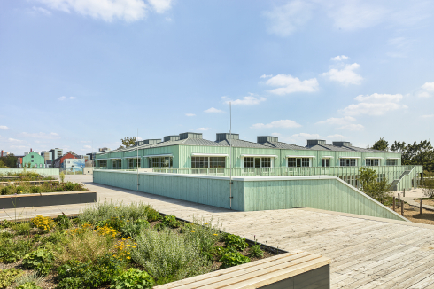 <span class="OffWhite">Die Technikzentrale befindet sich unter dem Schulgebäude. Bis auf die Lüftung der Sporthalle sind die Anlagen eher reduziert dimensioniert. Eine Photovoltaikanlage auf der Sporthalle deckt den Eigenbedarf anteilig.</span><br />