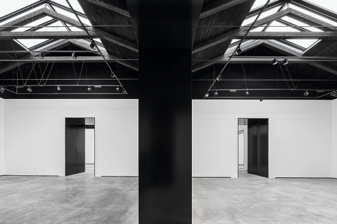 ... in die Ausstellungshalle ...<br />