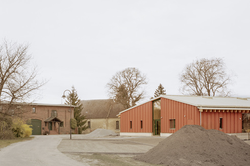 Das Bürgerhaus befindet sich am Dorfanger zwischen Kirche und Landschaft. Fassade, Tür und Fensterrahmen sind farblich auf das Ortsbild abgestimmt.