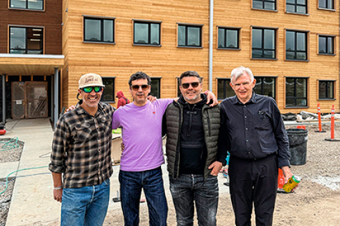 Die 120 Holzmodule, aus denen das Haus besteht, wurden im 900 Kilometer entfernten kanadischen Castlegar gefertigt, mit LKW angeliefert und in Big Sky montiert. V.l.n.r.: Rob McRae (Highline Partners), Andreas Krawczyk, Chris­tian Kaufmann, Peter Rose<br />