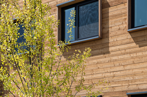 Die Unterkunft für 96 Saisonarbeitskräfte basiert auf demselben modularen Holzbausystem, das NKBAK und Kaufmann Bausysteme für Schulbauten entwickelt und vielfach umgesetzt haben haben.<br />