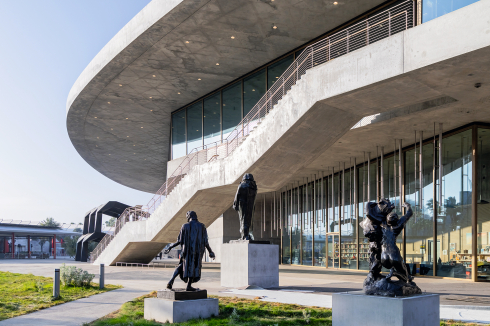 Neu angelegt wurde der Iris and B. Gerald Cantor Sculpture Garden. Die Sammler schenkten dem LACMA rund 50 Skulpturen von Auguste Rodin. Im Bild Jean de Fiennes, Honoré de Balzac und Orpheus<br />