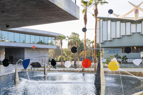 Alexander Calders 1964 für den abgerissenen Pereira-Bau entstandene Brunnen-Skulptur „Three Quintains (Hello Girls)“ findet sich auf der Gartenseite des LACMA wieder.<br />