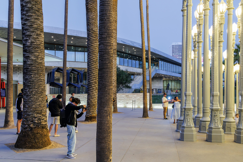 Chris Burdens „Urban Light“, ebenfalls seit 2008 im bzw. vor dem LACMA.<br />