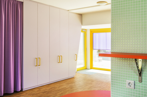 Im Gemeinschaftsraum haben die Architektinnen Einbaumöbel und Ausstattung farblich an ihren Kanon angepasst. Das Mobiliar steuerten die Bewohner bei.