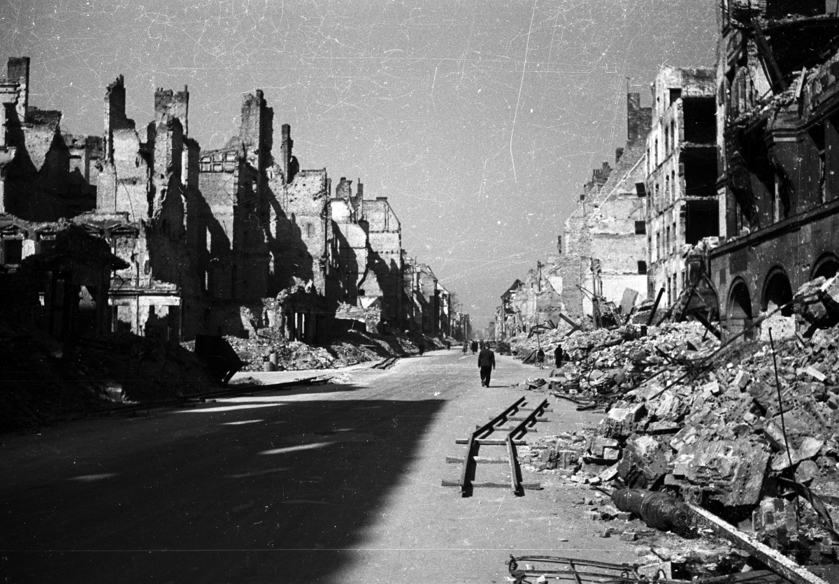 Straßenszene in Berlin 1945 fotografiert von Cecil F. S. Newman<br />