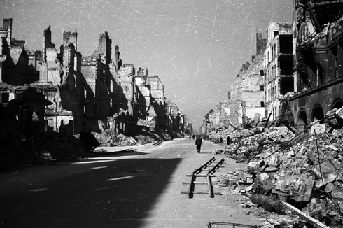 Straßenszene in Berlin 1945 fotografiert von Cecil F. S. Newman