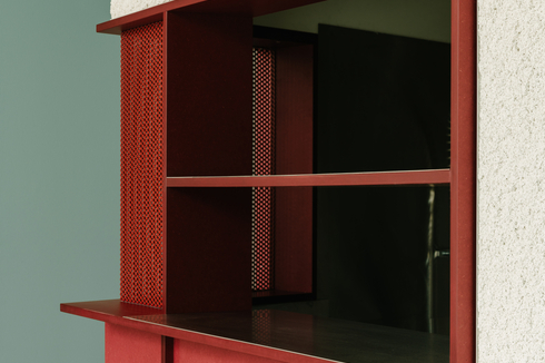 Perforiertes Aluminium, rauer Putz, rot durchgefärbte MDF-Einbauten, transparent lackierte Birke, Edelstahl und ein tiefroter Granit sind das Rezept für das Berliner Restaurant REMI.