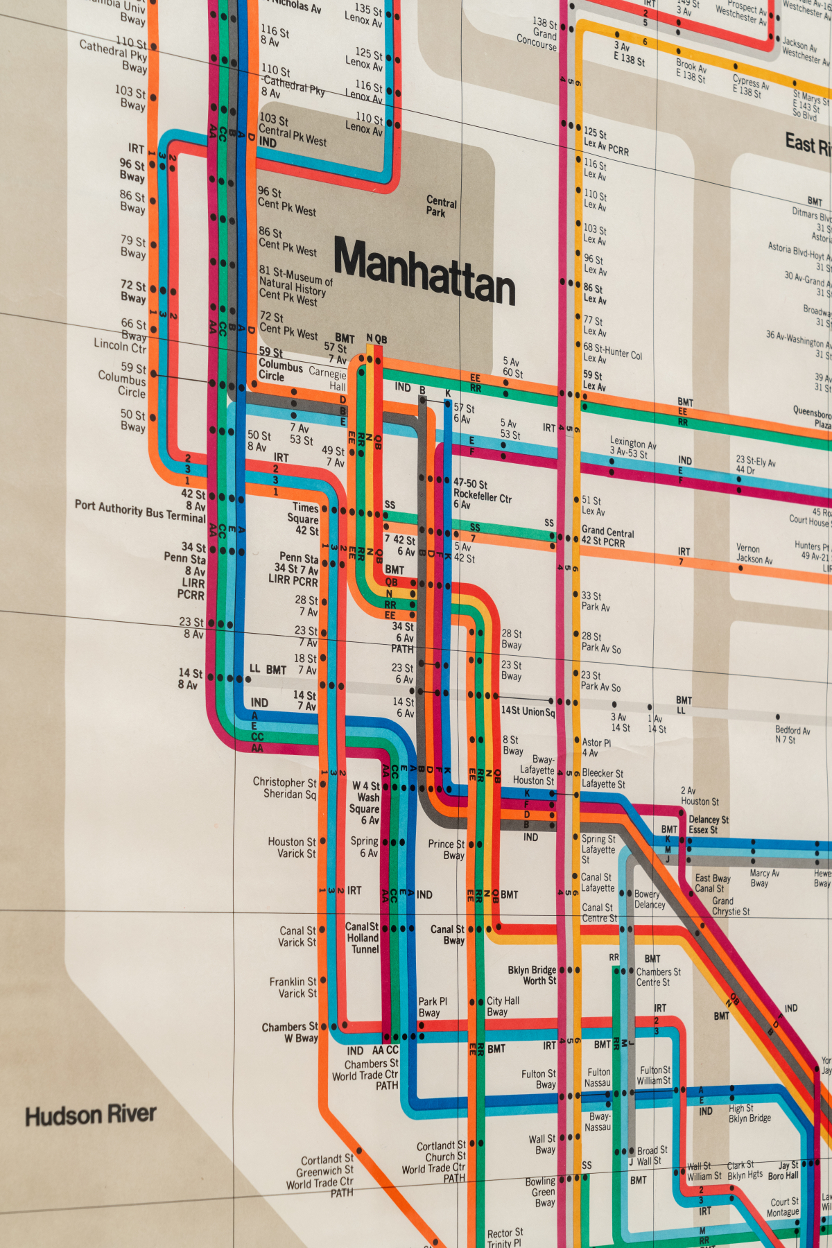Das 1966 von der New York City Transit Authority in Auftrag gegebene und Lella und Massimo Vignelli gemeinsam mit Bob Noorda entworfene Projekt umfasst sowohl die Beschilderung als auch den U-Bahn-Plan, der von 1972 bis 1979 in Gebrauch war und die nachfolgenden Versionen maßgeblich beeinflussen sollte<br />