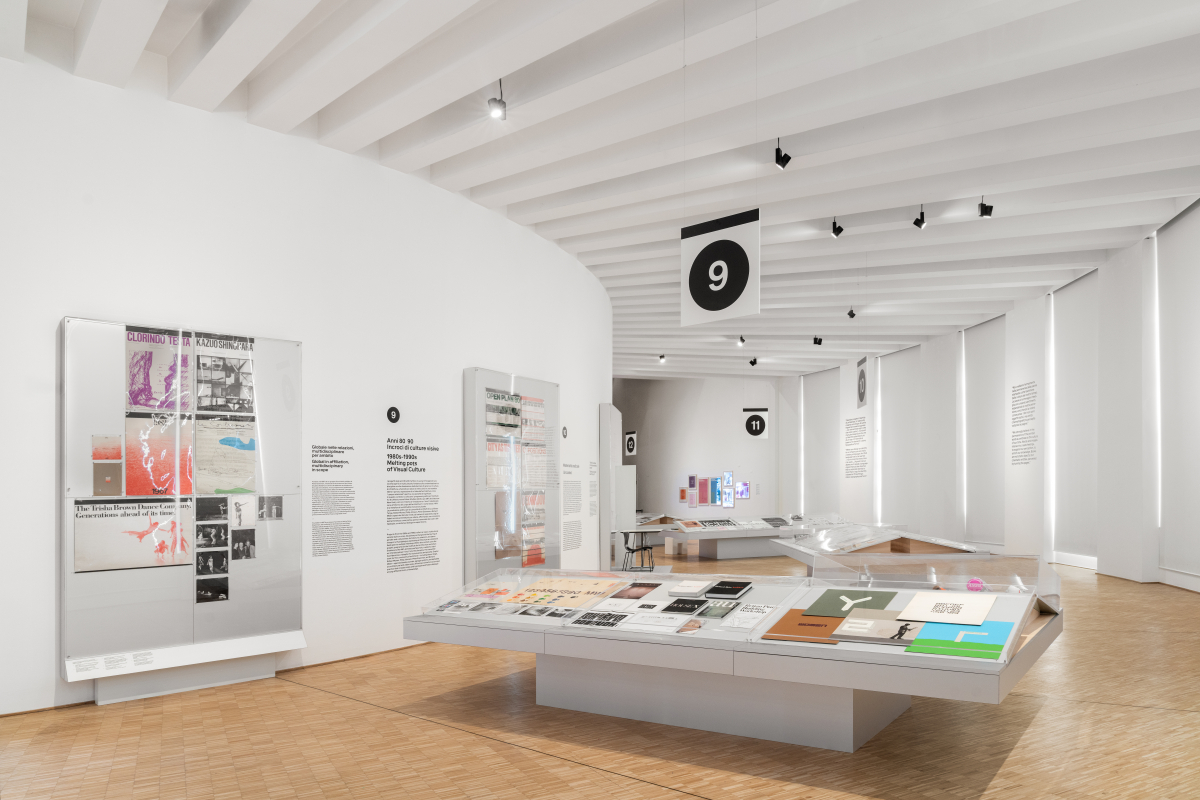 Entworfen von Jasper Morrison und David Saik gemeinsam mit Micael Filipe und Oscar Parkinson folgt die Ausstellung des kurvig geformten Raums – ganz im Zeichen jener intellektuellen Eleganz und visuellen Kraft, die die Welt von Lella und Massimo ausmacht<br />