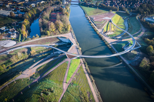 Das Wasserkreuz Castrop-Rauxel von oben. Nicht im Bild der neue Abwasserkanal Emscher, kurz AKE. Rund 25 Meter unter der Erdoberfläche gelegen, ist er die Voraussetzung für die Renaturierung der Emscher.