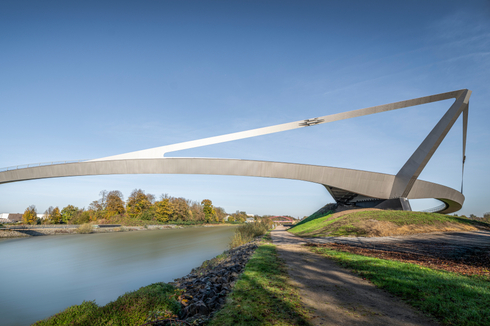 Mit rund 108 Metern ist die Überbrückung des Rhein-Herne-Kanals die längste Abspannung der Brücke.