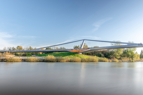 Inklusive des Natur- und Wasser-Erlebnis-Parks, der Renaturierung der Emscher und des Suderwicher Bachs, der Emscher-Promenade sowie der im Umfeld der Brücke neu entstandenen Freianlagen hat die Emschergenossenschaft im Bereich des Wasserkreuzes rund 45 Millionen Euro in die Aufwertung des einstigen „Meideraums“ investiert.