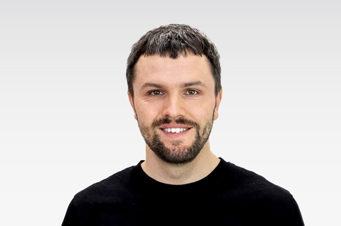Micha Kretschmann gründete Earthbound 2025 gemeinsam mit Christian Gäth und David Janotta. Mit seiner Expertise in Architektur und Materialforschung entwickelt er Lehmbaustoffe mit Aushub.