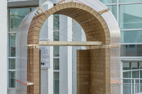 Im Juli wurde ein Tonnengewölbe aus den Lehmsteinen in Zusammenarbeit mit ttal. & SoLa e.V. am Museum Angewandte Kunst Frankfurt aufgestellt.