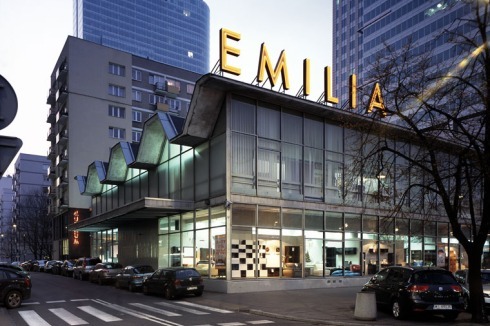 Das Museum für zeitgenössische Kunst, in dem die Ausstellung "Stadt zum Verkauf" zu sehen ist, im Interimsquartier, dem ehemaligen Möbelhaus "Emilia".<br />