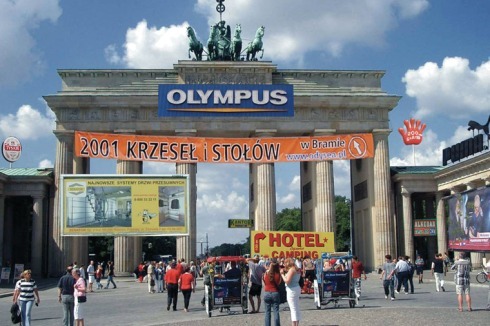 Künstlerische Überspitzung - die Montage "Polski outdoor na słynnych budynkach" montiert Werbung an das Brandenburger Tor, ...<br />