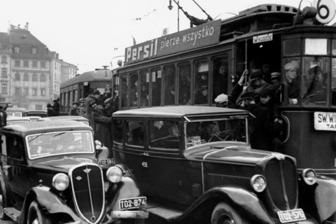 Vor 1939: Werbung an der Straßenbahn der Linie 6 in Richtung Bródno Friedhof ...<br />