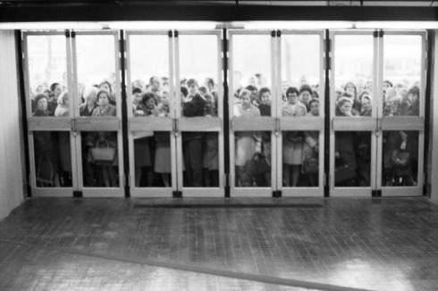1969: Eröffnung des Einkaufszentrums "Sezam" an der Kreuzung Marszałkowskiej und Świętokrzyskiej.<br />
