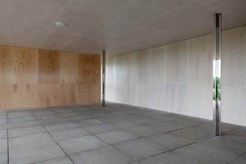 ... von der Oberflächenwirkung des von Mies vorgesehenen Marmors.<br />