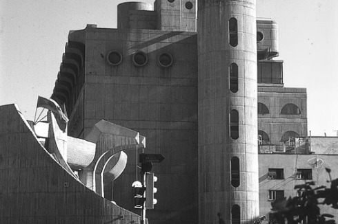 Das „Telecommunication Centre“ (Architekt: Janko Konstantinov) nach einem Vorentwurf von Kenzo Tange im Zentrum Skopjes.<br />
