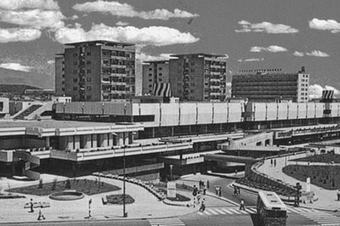 Das Einkaufszentrum von 1973 (Architekt: Zivko Popovski) in einer alten Aufnahme ...<br />