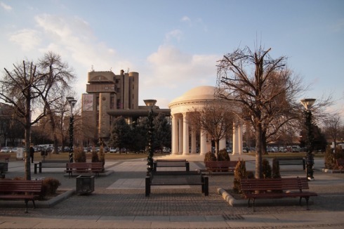 Ein Rondell für „Lustschlossatmosphäre“ auf dem Hauptplatz von Skopje.<br />