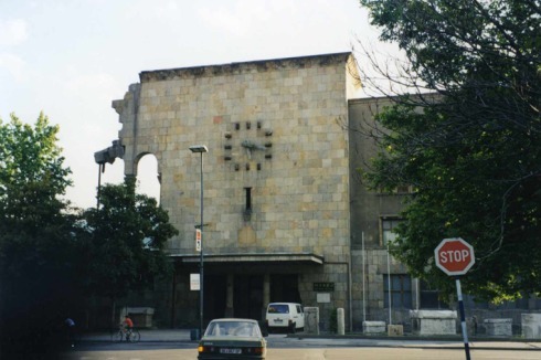Als das Erdbeben Skopje am 23. Juli 1963 erschütterte, ist die Uhr des alten Bahnhofs stehen geblieben. Bis heute erinnert sie an die Zerstörung der Stadt und die mehr als 1000 Opfer..<br />
