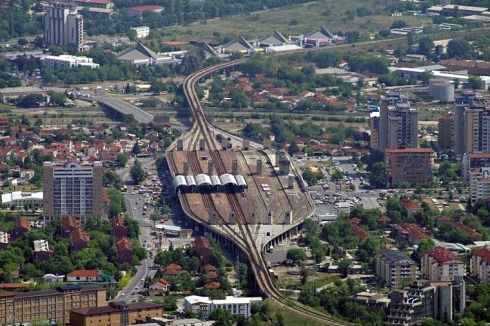 Der Bahnhof ist Teil des "Transportation Center", das nach dem Tange-Plan über eine eigene Fußgängerebene mit der Innenstadt verbunden werden sollte. Leider ist er kaum ausgelastet.<br />