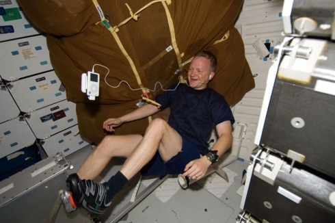 Auch sportliche Betätigung wirkt sich positiv auf das Wohlbefinden aus. Eric Boe auf einem Ergometer (Space Shuttle Endeavour).<br />