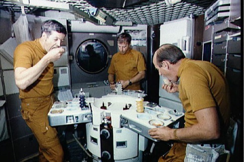 ... der den Crewmitgliedern das gemeinschaftliche Essen ermöglicht. (Skylab)<br />