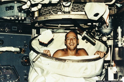 Astronaut Charles Conrad bei der Benutzung.<br />