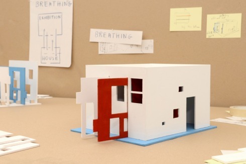 Derzeit realisiert Flavien ein weiteres Projekt, das "Breathing House" mit perforierten, beweglichen Wandscheiben, zu sehen vom 30. Juni bis zum 16. September im<br /><a href="http://www.parcsaintleger.fr/aucentredart.php#" >Kunstverein Pougues-les-Eaux</a><br />