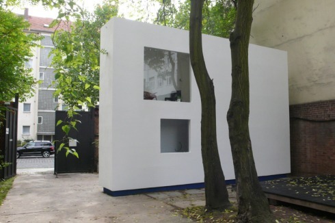 Bis die Berliner Galerie Giti Nourbakhsch im März dieses Jahres schloss, stand dort das "no drama house" (2010-2012) von Jean-Pascal Flavien, ...<br />