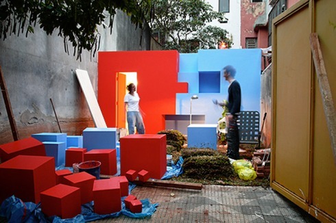 Man könnte die kleinen Häuser auch als gebaute Psychogramme sehen: "two persons house", entstanden 2010 im Rahmen der Biennale in Sao Paulo (rechts: Jean-Pascal Flavien).<br />